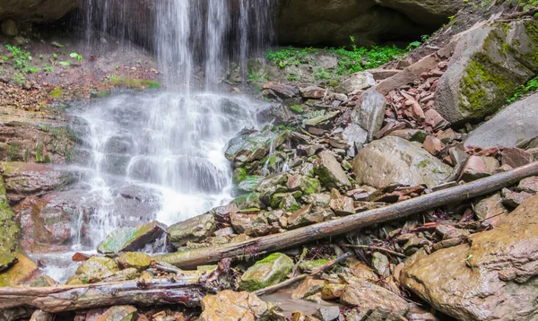 Velké Balvany Klády Úpatí Vodopádu Selektivní Zaměření — Stock fotografie