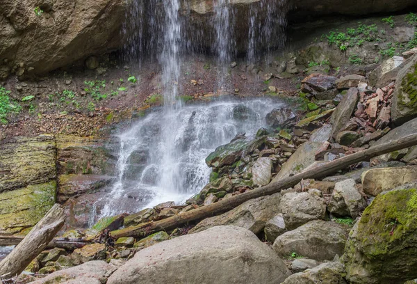 Bloqueio Pedras Troncos Sopé Cachoeira Foco Seletivo — Fotografia de Stock