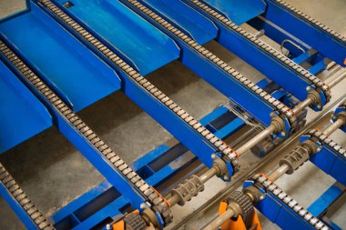 Eski endüstriyel zincir sistem ürünleri boşaltılıyor.