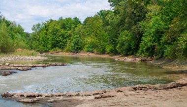 Doğa manzarası. Nehrin kayalık kıyısı.