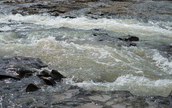 Bir Dağ Nehrinin Hızlı Akıntısı — Stok fotoğraf
