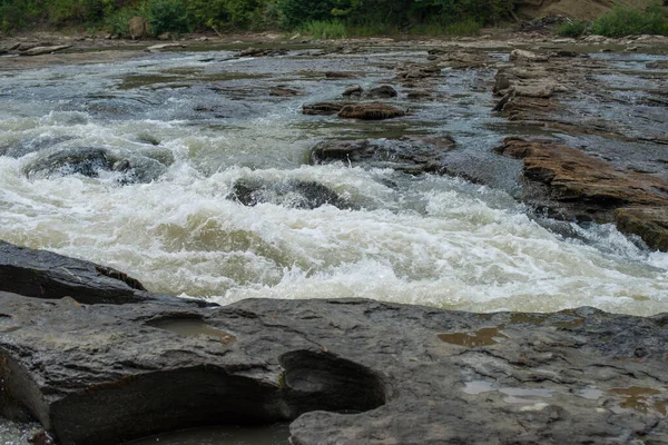 山の川の浅い石急流 — ストック写真
