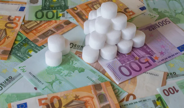 Avro banknotlarının arka planında su yumuşatıcısı için tuz topakları.