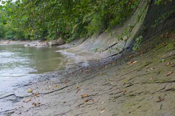 Pendiente Rocosa Suave Orilla Del Río Enfoque Selectivo —  Fotos de Stock