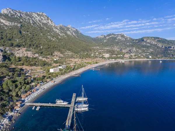 Flygfoto Över Kustlinjen Bay Kumlubuk Med Båtar Vid Piren Turkiet — Stockfoto