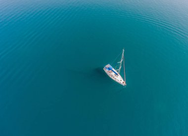 Anchorage 'da yalnız bir yelkenli gemi. Havadan üst görünüm.