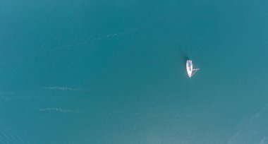 Çapada yalnız bir yelkenli yatı. Hava görüntüsü. Drone fotoğrafı.