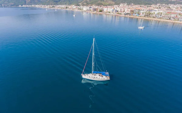 Segelbåt Vid Ankarplats Nära Staden Marmaris Turkiet Ovanifrån — Stockfoto