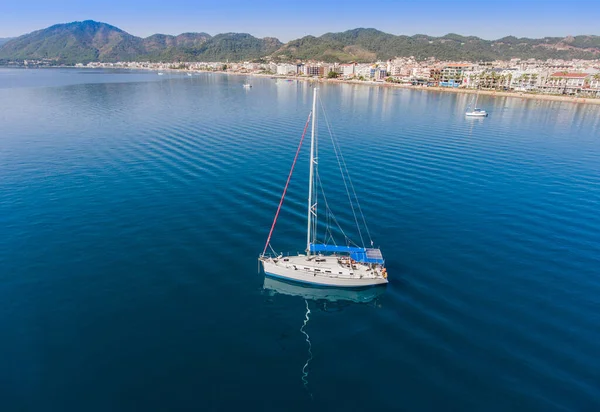 Segling Yacht Vid Ankring Nära Staden Marmaris Turkiet Ovanifrån — Stockfoto