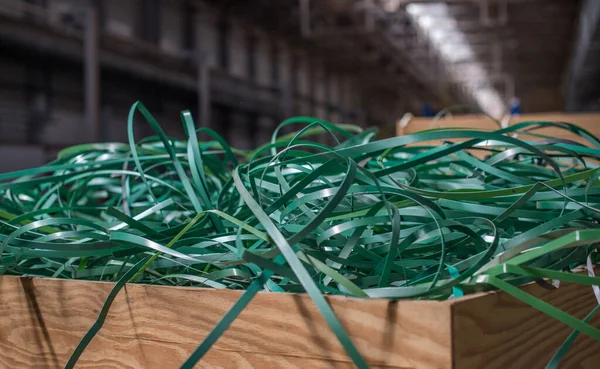 Stos Zużytego Plastikowego Paska Drewnianym Pudełku — Zdjęcie stockowe