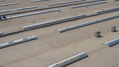 Endüstriyel binaların çatıları.