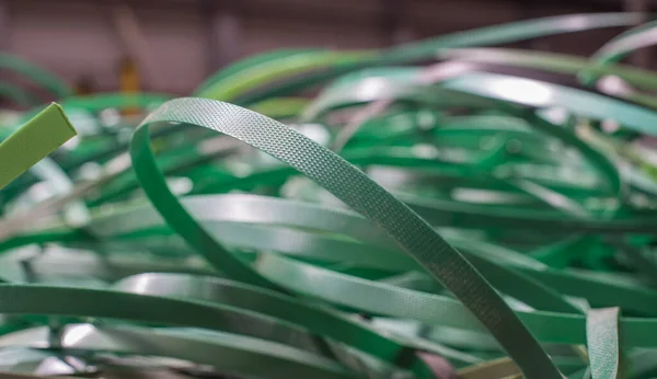 Yeşil Plastik Ambalaj Bandını Çöpe — Stok fotoğraf