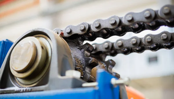 Zincirleme şanzımanın mekanizması. Taşıma, sürüş mili, dişli ve zincir yağlama.