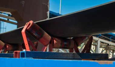 Sütunlu bant taşıyıcısı ve destek silindirleri.