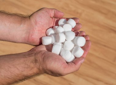 Su yumuşatıcı için tuz topakları.