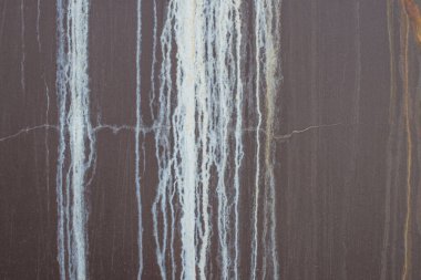 Kırmızı pas ve beyaz lekeli paslı metal yüzey. 