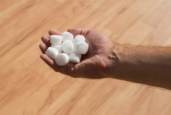 Su yumuşatıcı için tuz topakları.