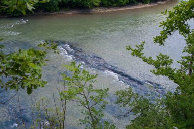 Bir dağ nehrinin akıntıları.