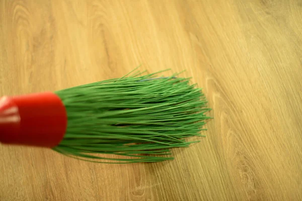 Vassoura Plástico Verde Longa Foco Seletivo — Fotografia de Stock