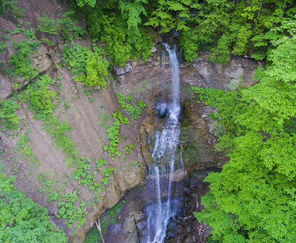 Şelalenin Kayalıklardan Akışı Uzun Olsun Hava Görüntüsü Drone Fotoğrafı — Stok fotoğraf