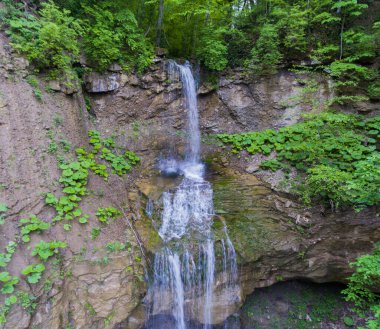 Şelalenin dağ şelaleleri. Hava görüntüsü. Drone fotoğrafı.