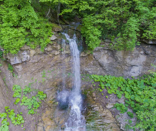 Lang Stroom Van Waterval Cascading Van Klif Luchtfoto Drone Foto — Stockfoto