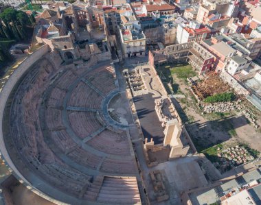 Antik amfitiyatrodaki kazıların havadan görünüşü.