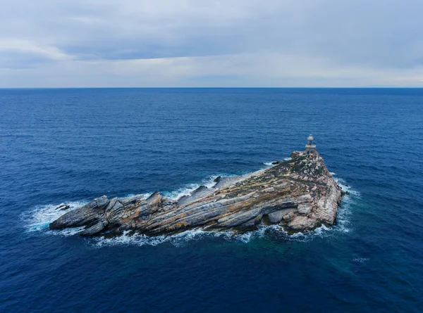 Isola Rocciosa Stratificata Con Faro — Foto Stock