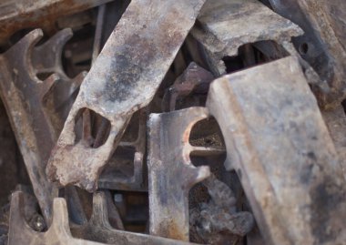 Yanmış döküm yığını, endüstriyel şömineyi ateşleyen ızgaranın demir detayları. Seçici odak.