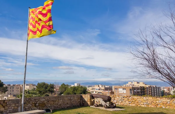Desenvolvendo Vento Bandeira Catalã Nas Paredes Pedra Fortaleza Cidade Velha — Fotografia de Stock