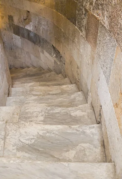 Eine Schmale Marmortreppe Schiefen Turm — Stockfoto