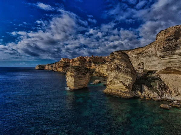 Acantilados Piedra Caliza Viejo Fuerte Bonifacio Bajo Cielo Dramático Vista —  Fotos de Stock