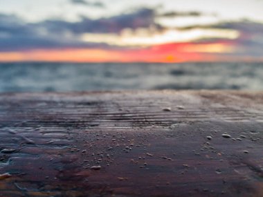 Tahta bir Gunwale eski bir yelkenli gemisinde su damlacıkları. Seçici odak.