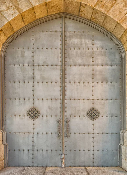 Portas Metal Com Rebites Entrada Para Igreja Imagem Tonificada — Fotografia de Stock