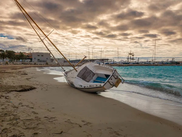 Zeilboot Teruggegooid Kust Verscheurd Van Ligplaatsen Storm — Stockfoto