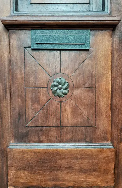 Una Puerta Madera Con Buzón Bronce —  Fotos de Stock