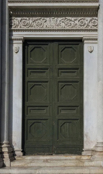 Holzgetäfelte Grüne Haustür — Stockfoto