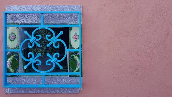 Mur Rose Vide Avec Une Fenêtre Treillis Métallique Bleu — Photo