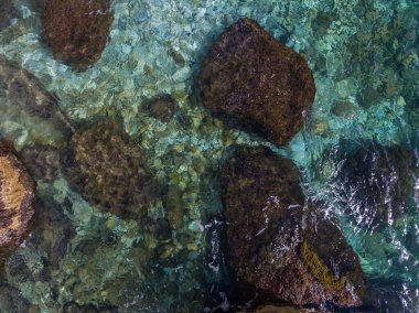 Kıyıya yakın yüzeysel derinlikte büyük kaya parçaları. Yukarıdan görünüşü.