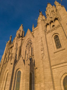 Barcelona 'daki güzel Katalan Katedrali' nin cephesi. İspanya 'daki Tapınak Expiatori del Sagrat Cor.