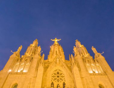 Aydınlatılmış Tapınak Expiatori del Sagrat Cor, Barcelona, İspanya.