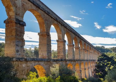 Tarragona, Katalonya, İspanya 'daki eski taş Roma su kemeri..