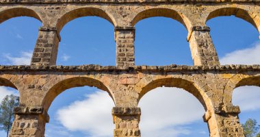 Tarragona, Katalonya, İspanya 'daki eski taş Roma su kemeri..