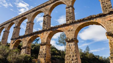 Tarragona, Katalonya, İspanya 'daki eski taş Roma su kemeri..
