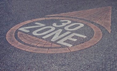 Yol tabelası 30. Şeritte hız sınırı.