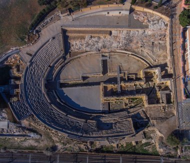 Roma amfitiyatrosunun kalıntılarının kazıları. Yukarıdan görünüşü.