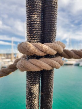 Clove Hitch Düğümü. Direğe tırmanmak için klasik yelkenli gemilerin kefenlerine örülmüş..