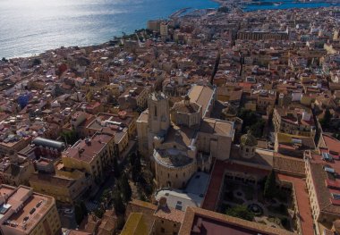 Tarragona 'daki Katedral' in havadan görünüşü.