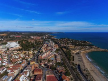 Tarragona şehrinin ve plajın havadan görünüşü. Katalonya, İspanya.