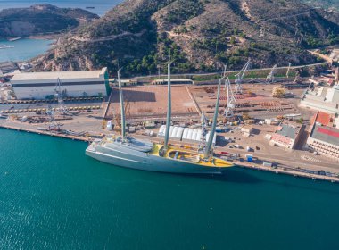 CARTAGENA, İSPA - 27 Ocak 2018: dünyanın en büyük yelkenli süper yatının üst görüntüsü. Yat A, tersanenin iskelesinde..